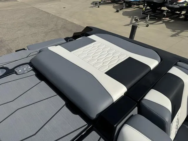 Slide: The Image of Malibu Wakesetter 24 MXZ 2025 - 53