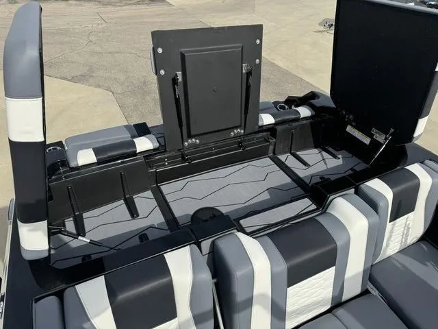 Slide: The Image of Malibu Wakesetter 24 MXZ 2025 - 55