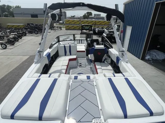 Slide: The Image of Malibu 22 LSV 2024 - 10