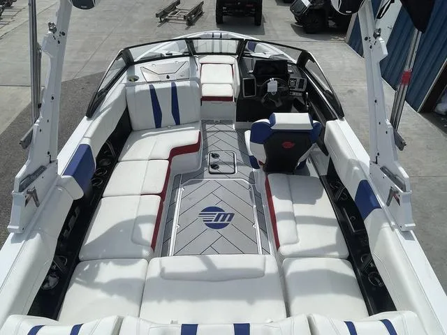 Slide: The Image of Malibu 22 LSV 2024 - 11