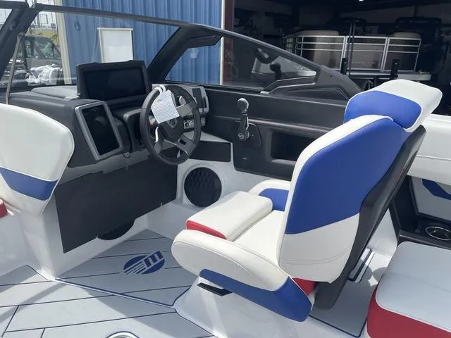 Slide: The Image of Malibu 22 LSV 2024 - 12