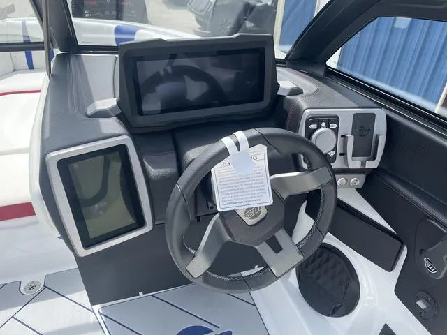 Slide: The Image of Malibu 22 LSV 2024 - 14