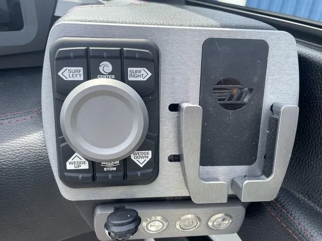 Slide: The Image of Malibu 22 LSV 2024 - 15