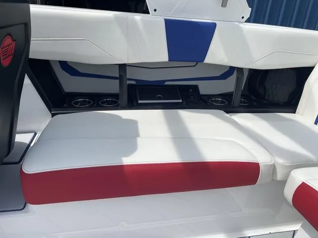 Slide: The Image of Malibu 22 LSV 2024 - 21