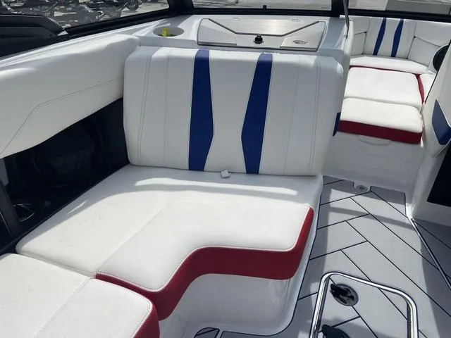 Slide: The Image of Malibu 22 LSV 2024 - 27