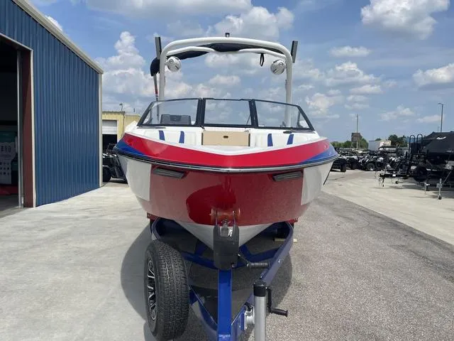 Slide: The Image of Malibu 22 LSV 2024 - 3