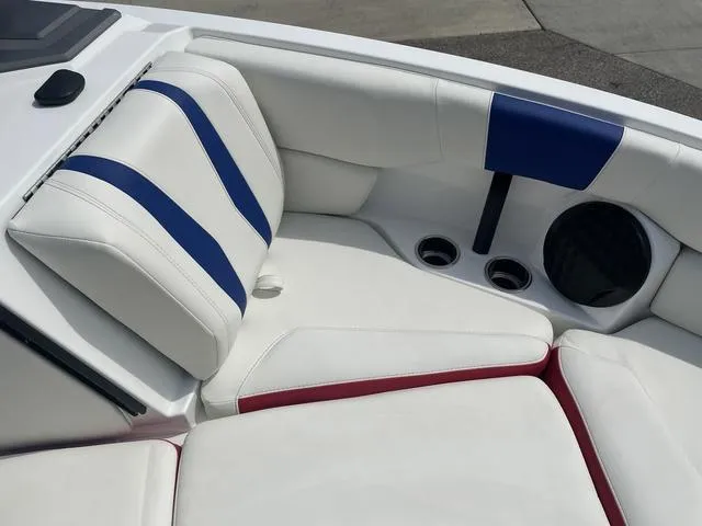 Slide: The Image of Malibu 22 LSV 2024 - 31