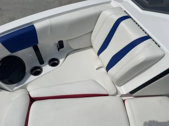 Slide: The Image of Malibu 22 LSV 2024 - 34