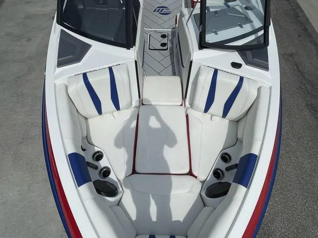 Slide: The Image of Malibu 22 LSV 2024 - 35