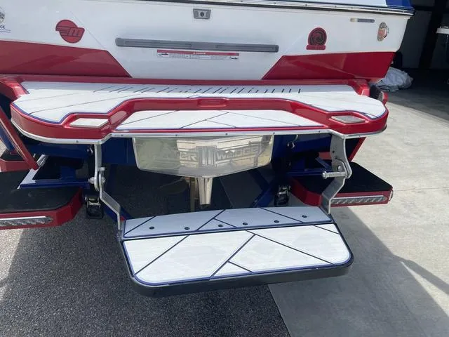 Slide: The Image of Malibu 22 LSV 2024 - 38