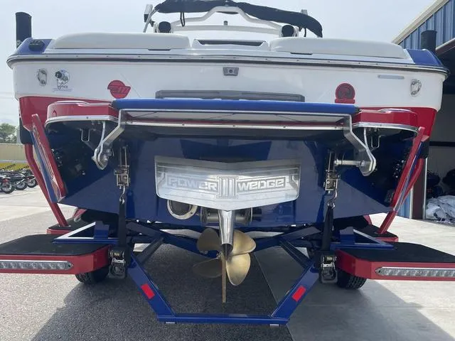 Slide: The Image of Malibu 22 LSV 2024 - 9