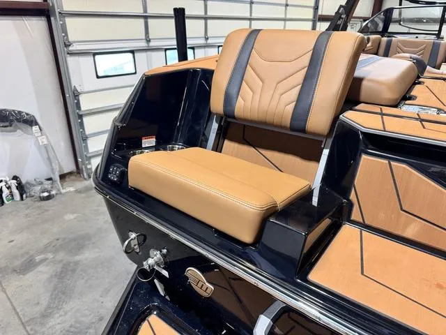 Slide: The Image of Malibu Wakesetter 25 LSV 2025 - 10