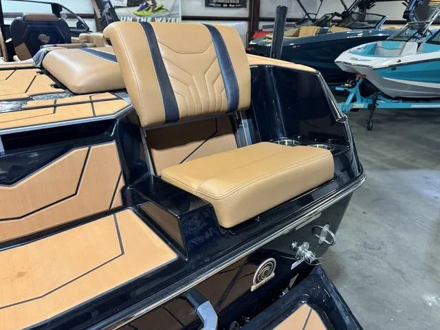 Slide: The Image of Malibu Wakesetter 25 LSV 2025 - 12