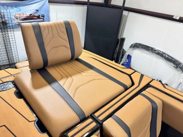 Slide: The Image of Malibu Wakesetter 25 LSV 2025 - 13