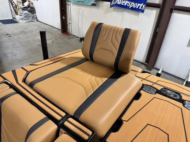 Slide: The Image of Malibu Wakesetter 25 LSV 2025 - 14