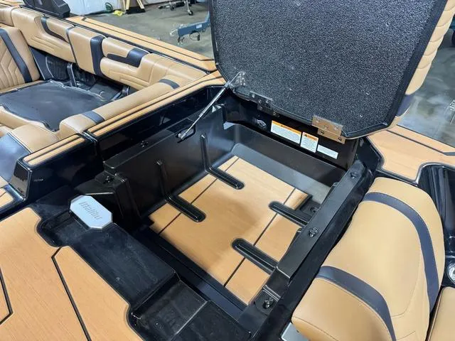 Slide: The Image of Malibu Wakesetter 25 LSV 2025 - 16