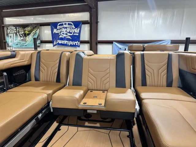 Slide: The Image of Malibu Wakesetter 25 LSV 2025 - 18