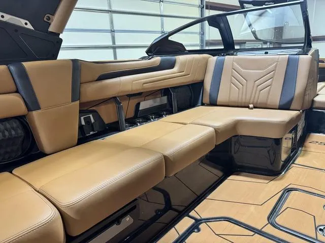 Slide: The Image of Malibu Wakesetter 25 LSV 2025 - 25