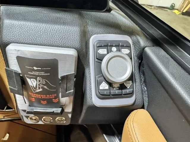 Slide: The Image of Malibu Wakesetter 25 LSV 2025 - 32