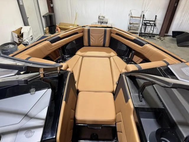 Slide: The Image of Malibu Wakesetter 25 LSV 2025 - 33