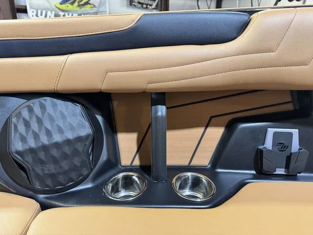 Slide: The Image of Malibu Wakesetter 25 LSV 2025 - 37