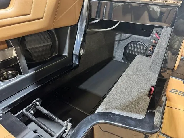 Slide: The Image of Malibu Wakesetter 25 LSV 2025 - 42