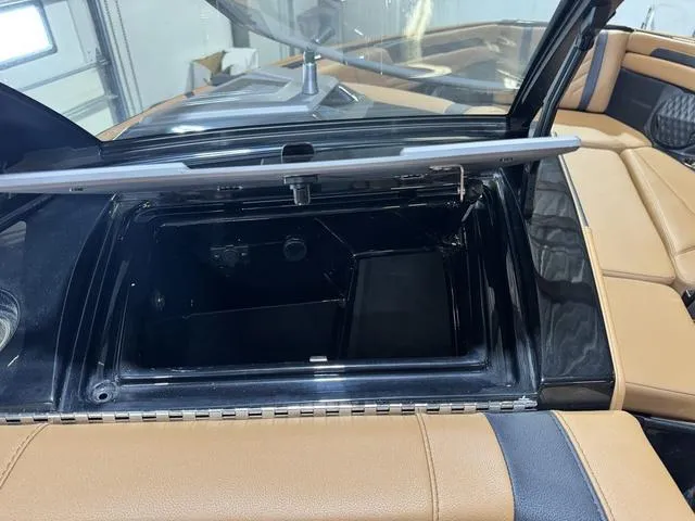 Slide: The Image of Malibu Wakesetter 25 LSV 2025 - 44