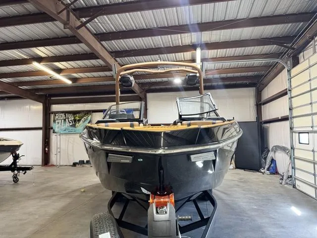 Slide: The Image of Malibu Wakesetter 25 LSV 2025 - 7