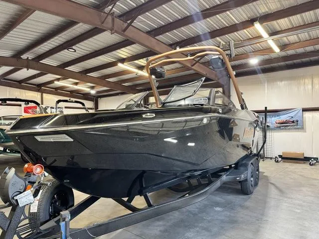 Slide: The Image of Malibu Wakesetter 25 LSV 2025 - 8