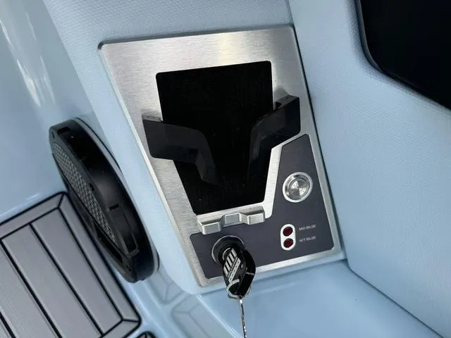 Slide: The Image of MasterCraft XT23 2025 - 25