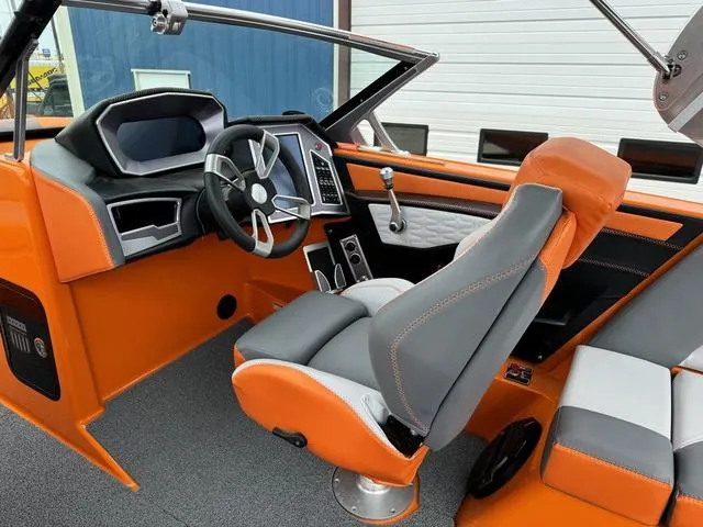 Slide: The Image of MasterCraft X22 2019 - 16