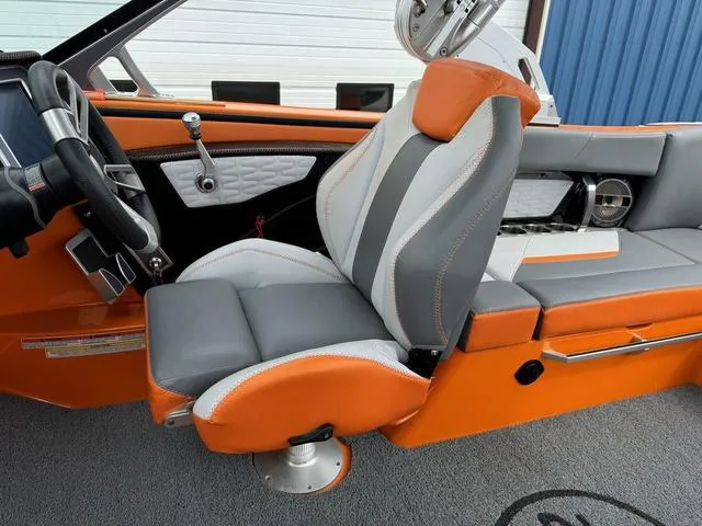 Slide: The Image of MasterCraft X22 2019 - 17