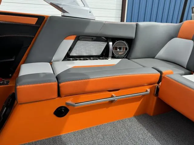 Slide: The Image of MasterCraft X22 2019 - 25