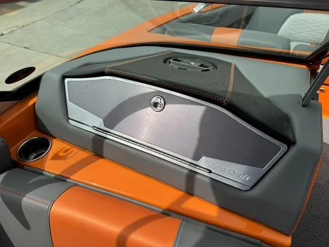 Slide: The Image of MasterCraft X22 2019 - 36