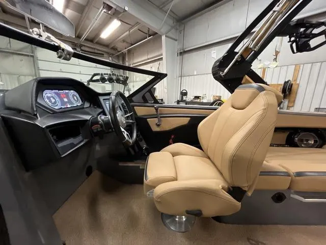 Slide: The Image of MasterCraft XStar S 2022 - 33