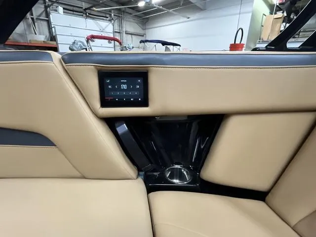 Slide: The Image of MasterCraft XStar S 2022 - 35