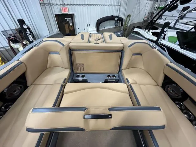 Slide: The Image of MasterCraft XStar S 2022 - 39