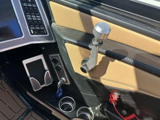 Slide: The Image of MasterCraft XT21 2021 - 15