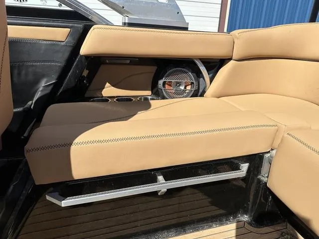 Slide: The Image of MasterCraft XT21 2021 - 16