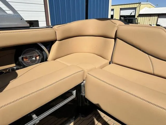 Slide: The Image of MasterCraft XT21 2021 - 17