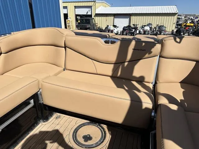 Slide: The Image of MasterCraft XT21 2021 - 18