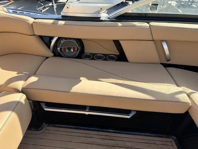 Slide: The Image of MasterCraft XT21 2021 - 24