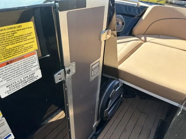 Slide: The Image of MasterCraft XT21 2021 - 29