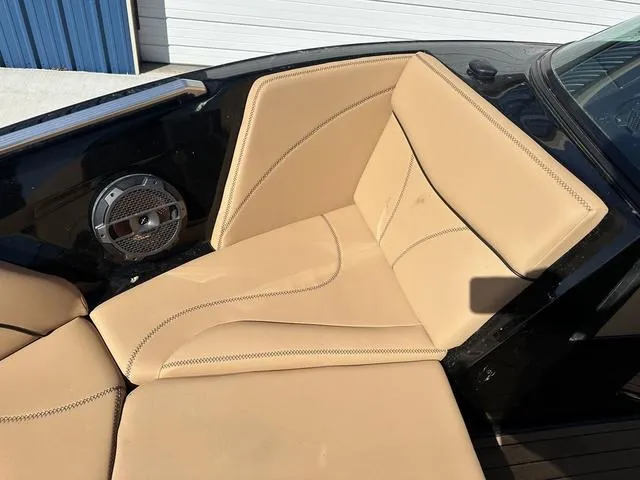 Slide: The Image of MasterCraft XT21 2021 - 33