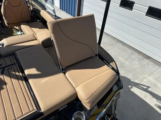 Slide: The Image of MasterCraft XT21 2021 - 38