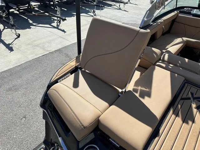 Slide: The Image of MasterCraft XT21 2021 - 39