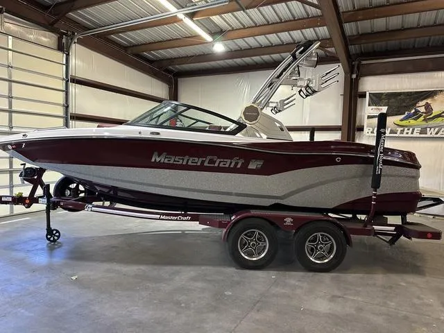 Slide: The Image of MasterCraft XT20 2022 - 1