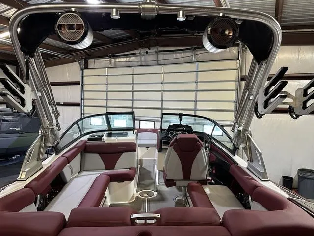 Slide: The Image of MasterCraft XT20 2022 - 10