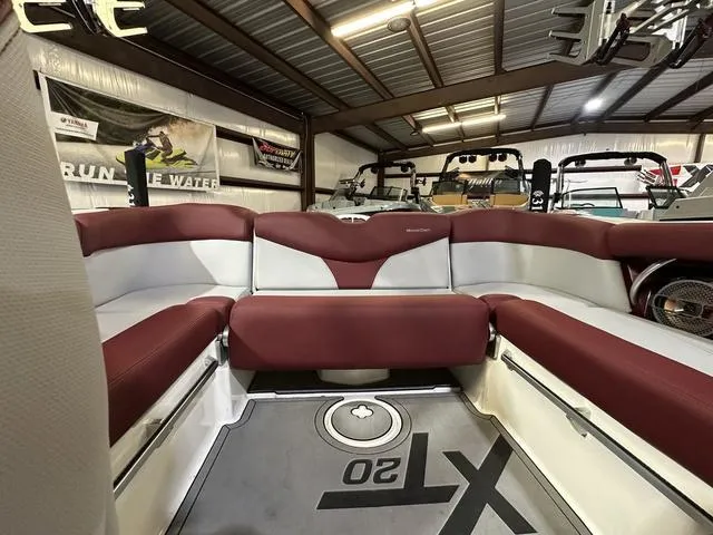 Slide: The Image of MasterCraft XT20 2022 - 17