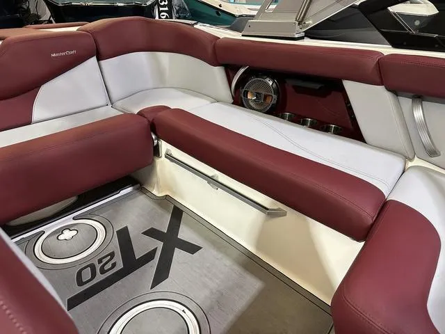 Slide: The Image of MasterCraft XT20 2022 - 18